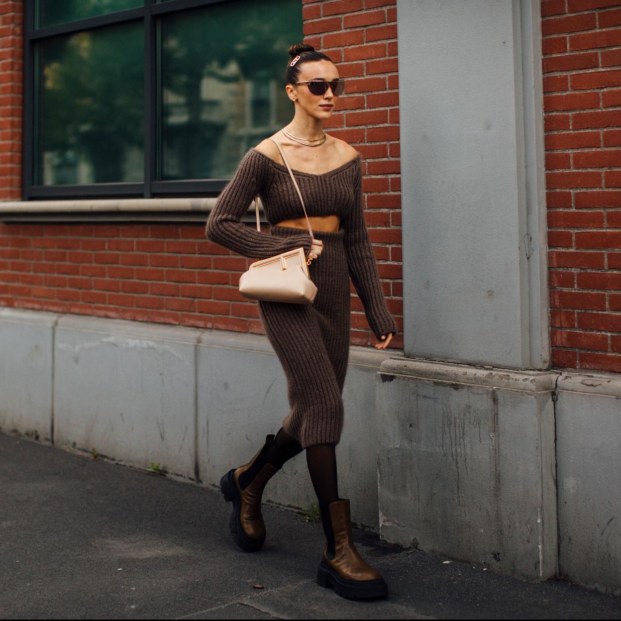 Nuestro nuevo conjunto favorito, compuesto por jersey y falda, es de punto calado y solo se vende en la web de Mango