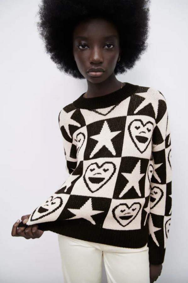 Corazones y estrellas para este jersey en punto jacquard en blanco y negro que tiene cuello redondo, mangas largas y un precio de 25,95 euros. 