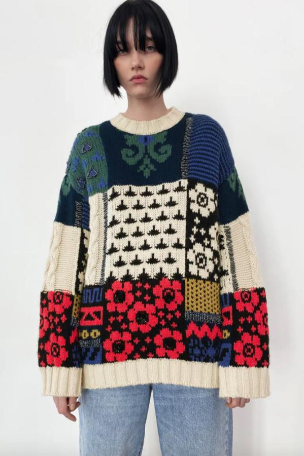 Diseño patchwork en tonos azules y rosados para este jersey oversize confeccionado en tejido con mezcla de lana que tiene cuello redondo y detalle de aplicación de abalorios a lo largo de la prenda. Cuesta 59,95 euros. 