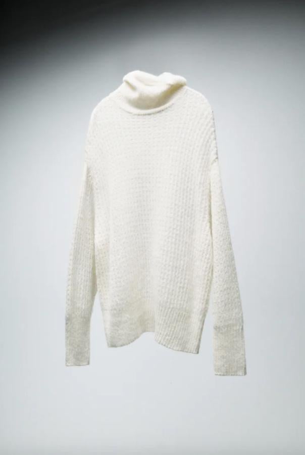 Dentro de la colección edición limitada de la firma hemos encontrado este jersey en punto pointelle de diseño oversize en color crudo que viene con cuello subido y cuesta 29,95 euros. 