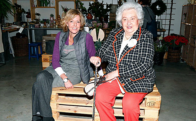 Simoneta Gómez-Acebo junto a su madre, la infanta Pilar, en uno de sus proyectos más queridos, el rastrillo Nuevo Futuro.