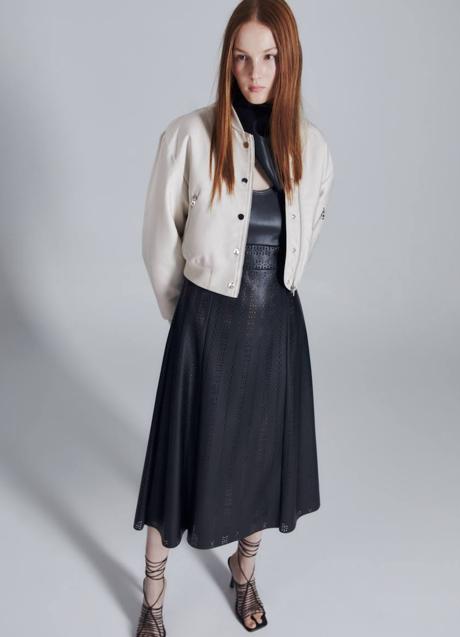 Imagen - El vestido con detalles troquelados es de corte midi