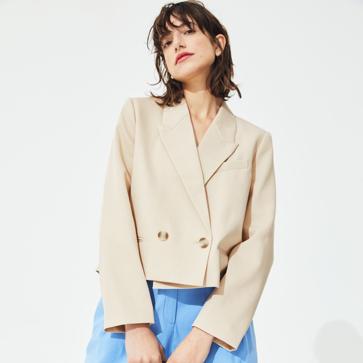 Imagen secundaria 1 - 1. Americana de color rojo con botones dorados de Zara (39,99 euros). 2. Blazer cropped en color beige de H&M (29,99 euros). Americana larga en color rosa frambuesa de Sfera (35,99 euros). 