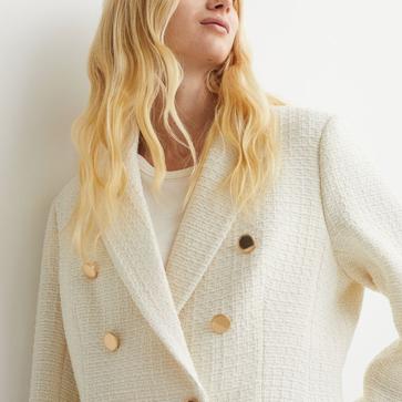 Imagen secundaria 1 - 1. Americana de tweeed en verde y blanco de Zara (49,99 euros). Blazer en color crudo con botones dorados de H&M (59,99 euros). Americana larga con estampado de cuadros de Zara (59,99 euros). 