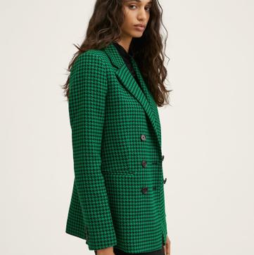 Imagen secundaria 1 - 1. Americana con estampado de cuadros rosas de Mango (49,99 euros). 2. Blazer con estampado de cuadros en verde y negro de Mango (59,99 euros). 3. Americana con estampado de cuadros vichy en azul y blanco de Sfera (39,99 euros). 