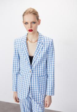 Imagen secundaria 2 - 1. Americana con estampado de cuadros rosas de Mango (49,99 euros). 2. Blazer con estampado de cuadros en verde y negro de Mango (59,99 euros). 3. Americana con estampado de cuadros vichy en azul y blanco de Sfera (39,99 euros). 