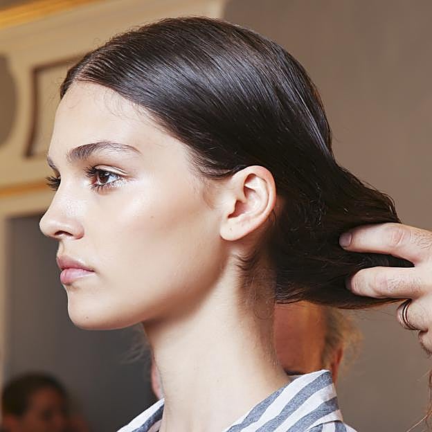 El aceite de argán es el tratamiento que permite fortalecer el cabello, acabar con el encrespamiento y lucir una melena más bonita