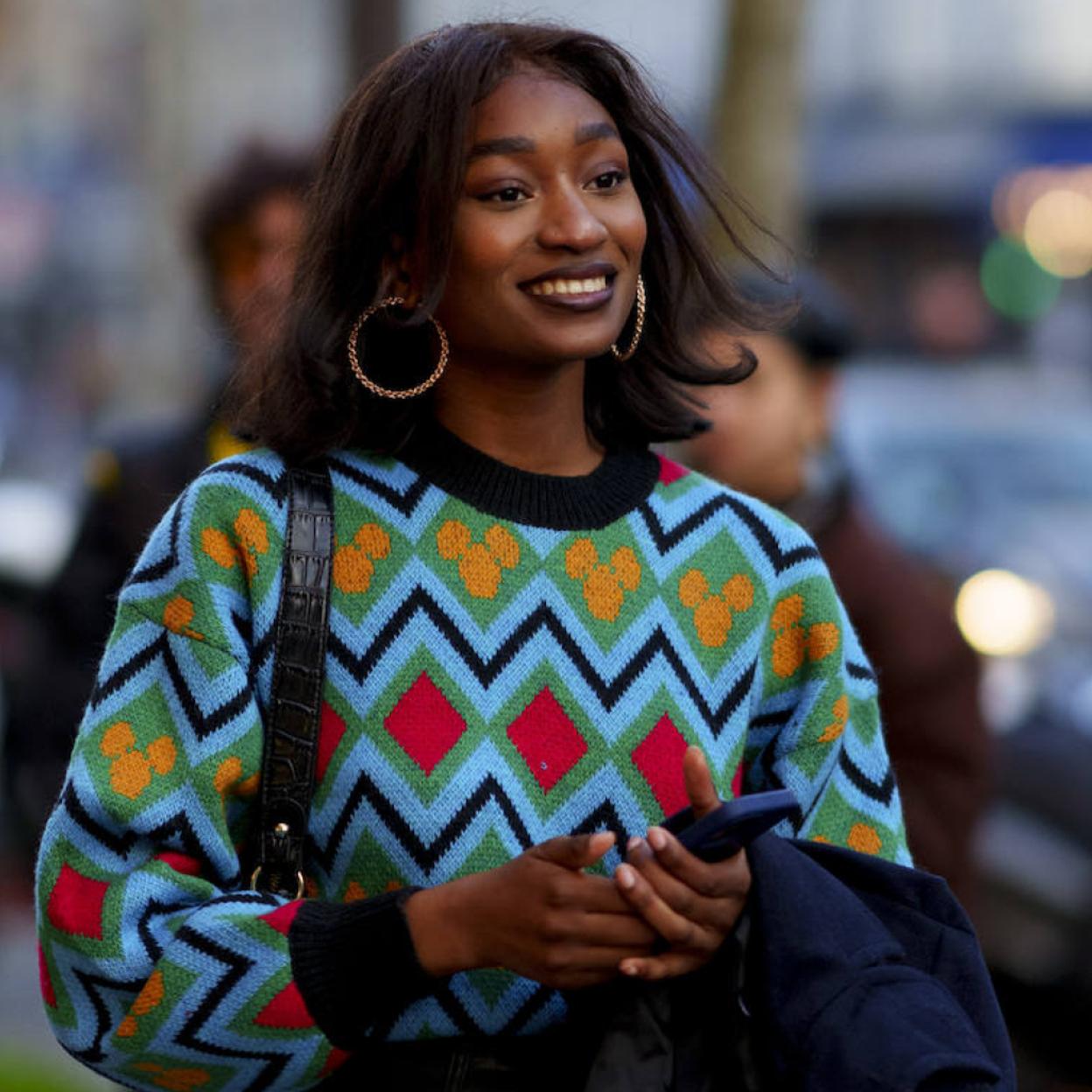 Pincha en la foto para ver los jerséis perfectos para llenar de color nuestros estilismos de invierno