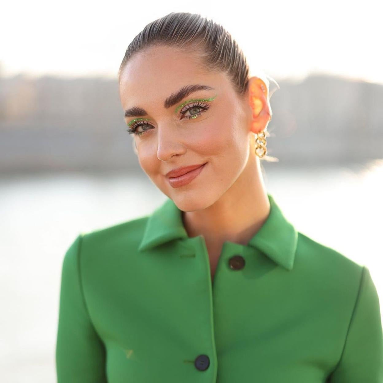 Pincha en la imagen para ver los maquillajes con brillo y a todo color más bonitos de las influencers.