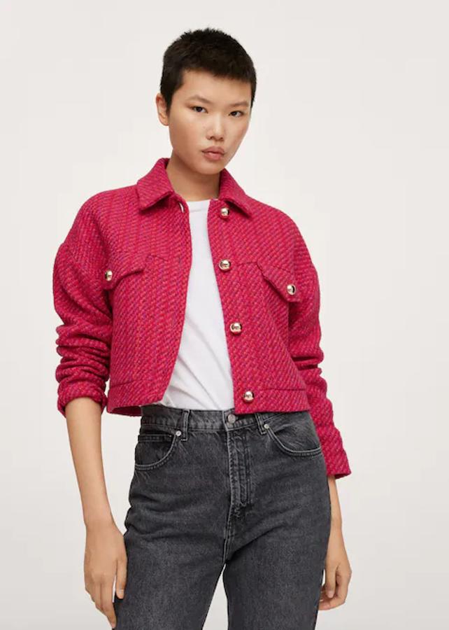 Cuello clásico y diseño recto para esta chaqueta de Mango en tejido de tweed, con mangas largas y dos bolsillos de solapa con botón dorado en la parte delantera, al igual que el cierre frontal. Solo queda en la talla XXL y de 59,99 euros ha pasado a costar 27,99 euros. 