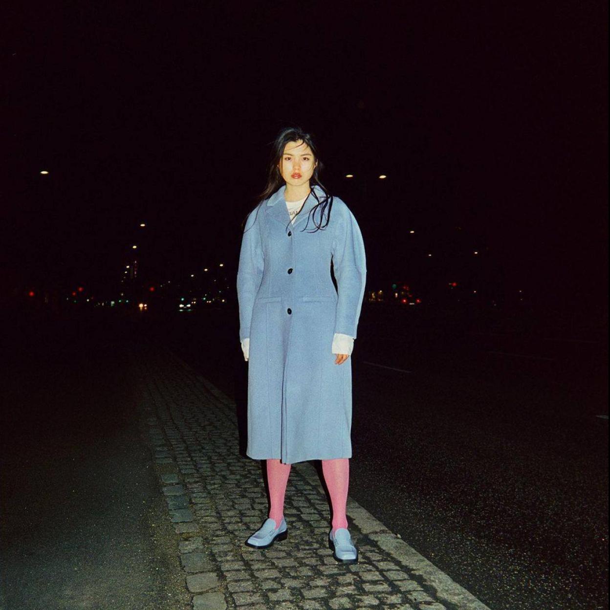 Pincha en la imagen para ver Acolchado, con efecto pelo o largo: 15 abrigos negros que combinan con todo y con los que vas a vestir a la última