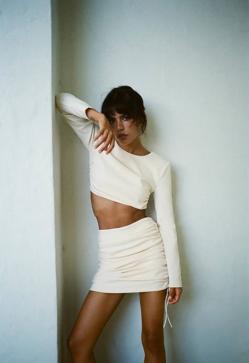 Imagen secundaria 2 - Americanas, trajes, vaqueros, camisas y vestidos en tonos neutros: los básicos tendencia de Zara con los que conseguir el elegante y chic estilo sin esfuerzo de las influencers