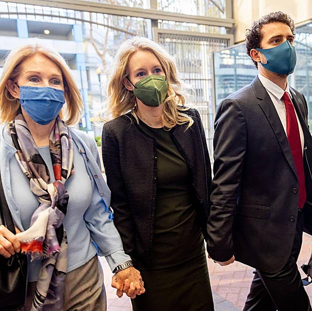 Entrando al juzgado con su madre y su marido.