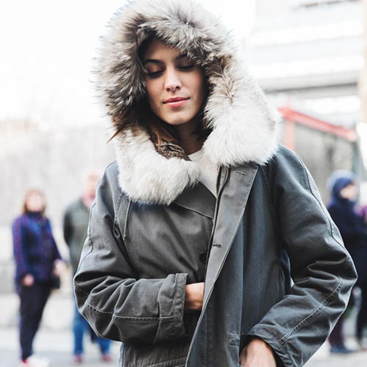 Pîncha en la imagen para descubrir otros 15 abrigos que combinan con todo y que sientan muy bien en cualquier estilismo.