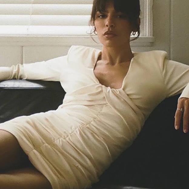 Imagen principal - Americanas, trajes, vaqueros, camisas y vestidos en tonos neutros: los básicos tendencia de Zara con los que conseguir el elegante y chic estilo sin esfuerzo de las influencers