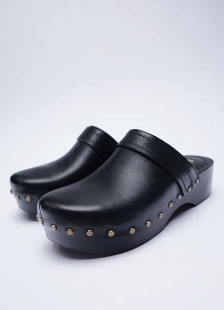 Imagen - Los zuecos negros son perfectos para crear contraste con un total look blanco