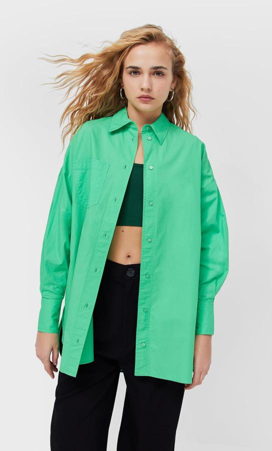 Disponible en verde o en negro, esta camisa oversize de Stradivarius con diseño de hombros caídos y un bolsillo de plastrón en la pechera viene con cierre frontal de botones a tono y cuesta 19,99 euros. Está disponible entre las tallas XS y XL. 