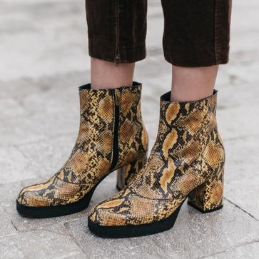 Imagen secundaria 1 - El truco de Amaia Salamanca para rejuvenecer un look negro y convertirlo en uno de diez son unos originales botines que hemos encontrado en Zara