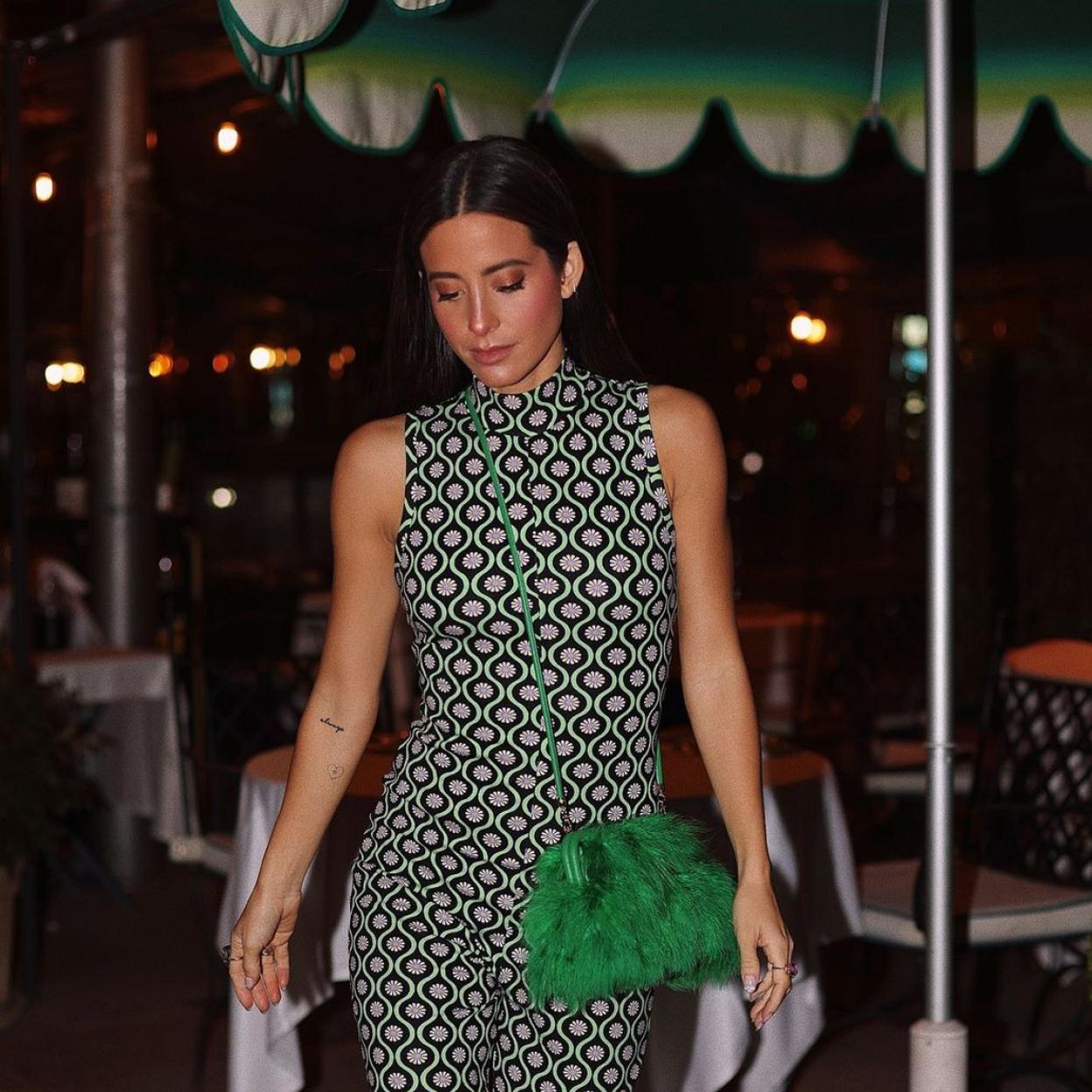 Pincha en la foto para ver las nuevas colecciones que apuestan por las flores y el estampado geométrico para sumarse a la tendencia del look retro con vestidos cortos bonitos y favorecedores. 