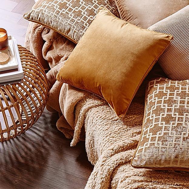 Imagen principal - Los cojines de Primark Home, disponibles desde 4.50 euros.