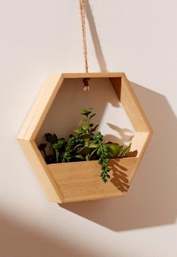 Imagen secundaria 2 - En Primark Home encontramos plantas artificiales, con maceteros incluidos, por 7 euros, y ramos de flores artificiales por 1 euros.