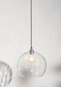 Imagen secundaria 2 - El taburete de cocina cuesta 189 euros, y la lámpara de techo está rebajada a 24.95 euros.