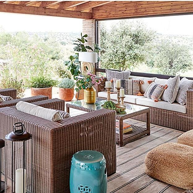 Imagen principal - El sillón individual está rebajado a 449 euros en El Corte Inglés, y la mesa auxiliar de mimbre, cuesta 129 euros.