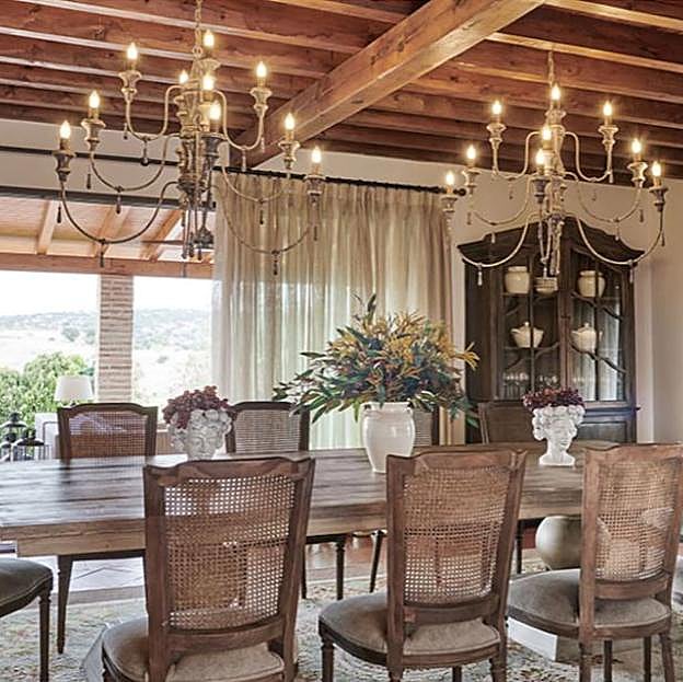 Imagen principal - Copiamos la mesa de comedor extensible y las elegantes sillas de comedor en El Corte Inglés: la mesa está rebajada a 795 euros y las sillas, a 249 euros.