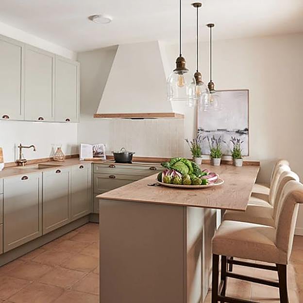 Imagen principal - El taburete de cocina cuesta 189 euros, y la lámpara de techo está rebajada a 24.95 euros.