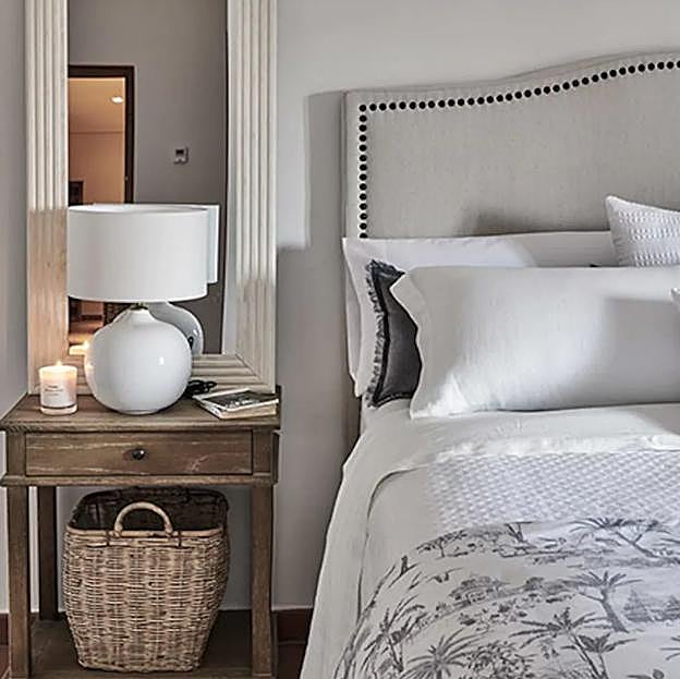 Imagen principal - La mesilla está rebajada en El Corte Inglés a 299 euros y el juego de cama, a 24.95 euros.