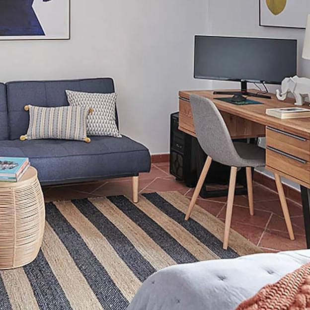 Imagen principal - El sofá cama está rebajado en El Corte Inglés a 869 euros y el escritorio, a 127.99 euros.