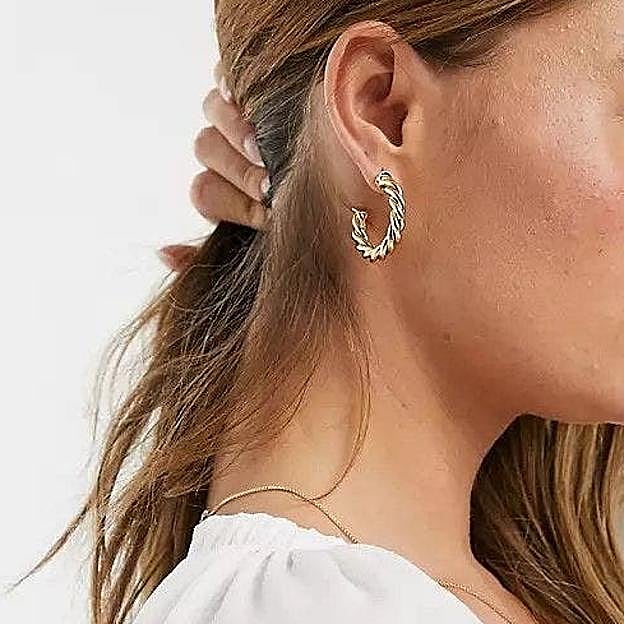 Pendientes de aro con diseño trenzado chapados en oro de 14 quilates de ASOS DESIGN. (12,49 euros).