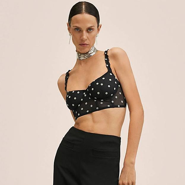 Imagen principal - Satinado o de lunares: los bustiers son tendencia y los debes llevar con traje para un look elegante y moderno de noche