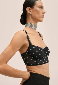 Imagen secundaria 2 - Satinado o de lunares: los bustiers son tendencia y los debes llevar con traje para un look elegante y moderno de noche