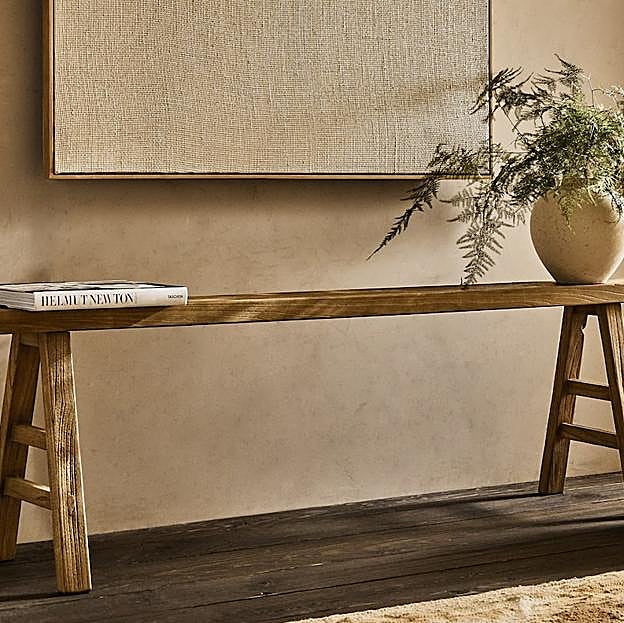 Imagen principal - Este aparador de madera reciclada de Zara Home cuesta 149 euros. Las baldas, 99 euros y la mesa de trabajo con caballete, 399 euros.