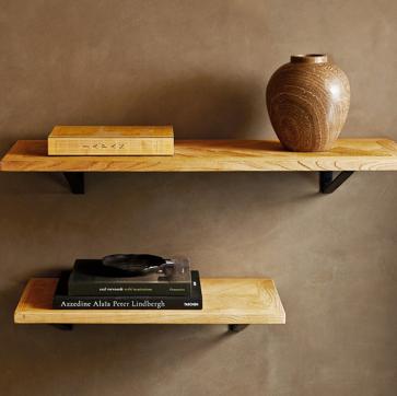 Imagen secundaria 1 - Este aparador de madera reciclada de Zara Home cuesta 149 euros. Las baldas, 99 euros y la mesa de trabajo con caballete, 399 euros.