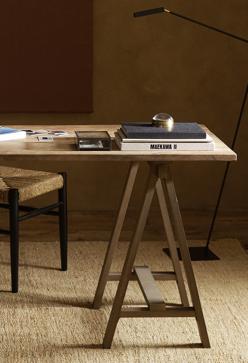 Imagen secundaria 2 - Este aparador de madera reciclada de Zara Home cuesta 149 euros. Las baldas, 99 euros y la mesa de trabajo con caballete, 399 euros.