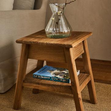 Imagen secundaria 1 - El taburete de madera reciclada de Zara Home cuesta 59.99 euros y las dos mesas auxiliares de madera reciclada, 149 euros.