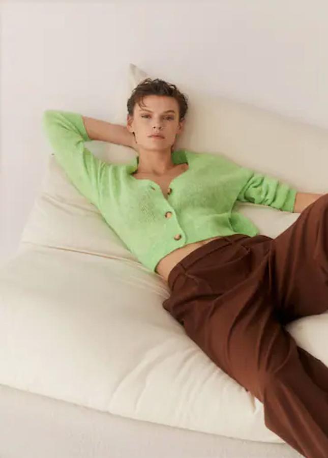 Escote de pico con cierre de botones a contraste en carey para este cárdigan de Mango en punto medio y verde menta que es de diseño recto y cuesta 25,99 euros. 