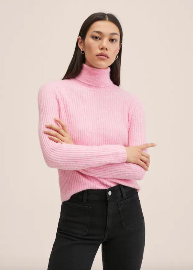 De venta exclusiva en la web de la firma, este jersey de canalé en rosa pastel, con cuello vuelto y diseño recto es de punto medio y cuesta 25,99 euros. 