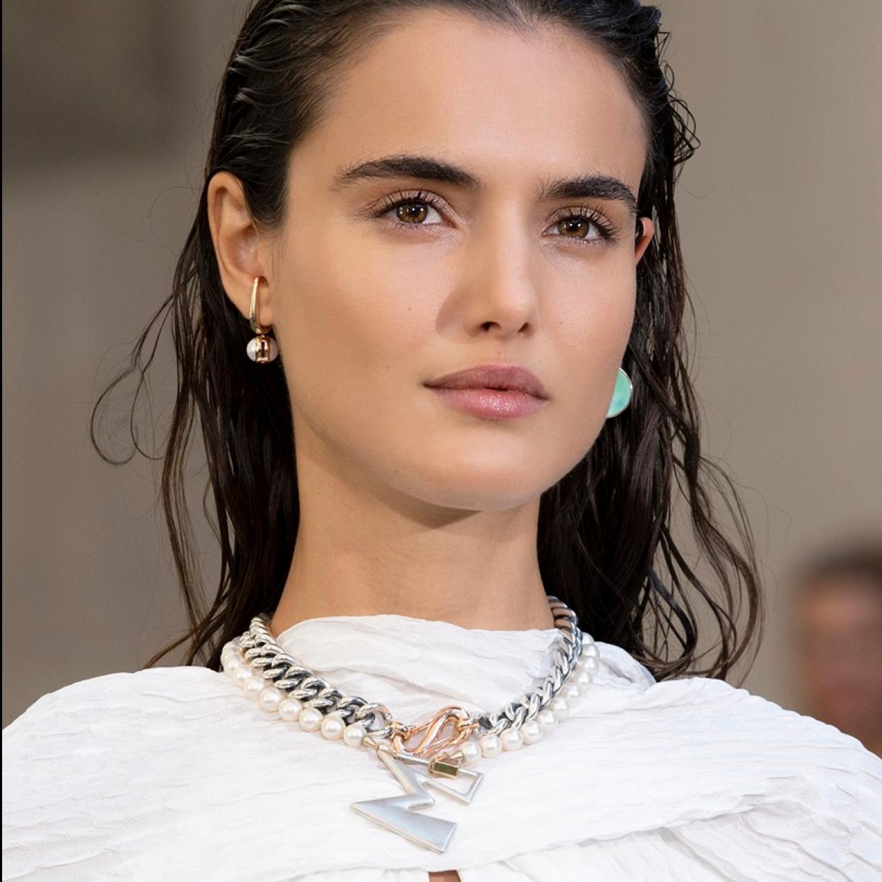 Pincha en la imagen para descubrir las mejores cremas para el cuello y el escote con las que mantener la piel de la zona firme y sin arrugas.