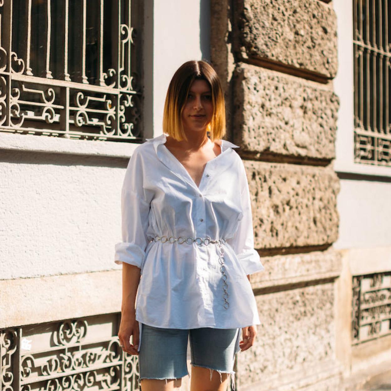 Pincha en la foto para ver camisas oversize, el básico que vuelve para convertirse en la prenda fetiche de tus looks casual
