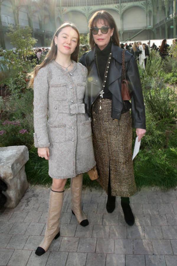 Con su hija Alexandra en otro desfile, más reciente, el de Alta Costura Primavera verano 2020, ambas vestidas de Chanel. Carolina demostró que podía lucir las tendencias más rompedoras, con chaqueta de cuero incluida. 