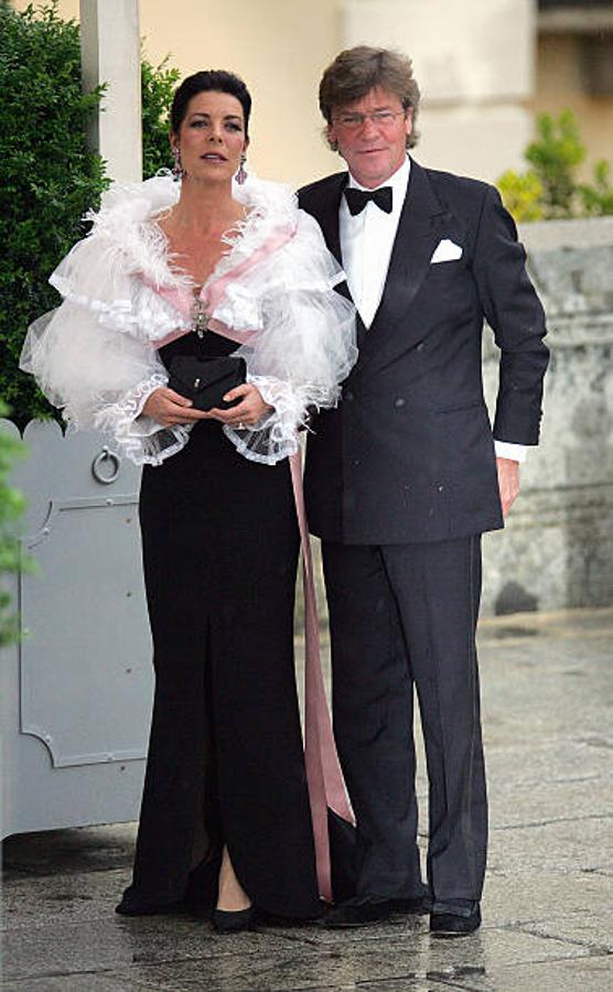 En 2004, en la cena de gala previa a la boda de Don Felipe y doña Letizia, en El Pardo, lució este impresionante diseño de su gran amigo, Karl Lagerfeld, para Chanel también de Chanel: falda negra lisa y cuerpo un bolero de volantes de tul, estilo bolero, con lazada rosa hasta los tobillos
