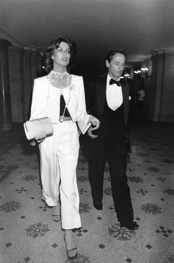 Junto a Marc Bohan, que entonces diseñaba para Dior, íntimo amigo de la princesa, en una gala celebrada el día del estreno de la Opera “Don Quichotte”, en 1981, en París. La princesa escogió un conjunto fluido de chaqueta y pantalón en color blanco. 