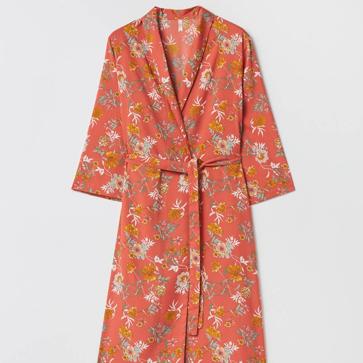 Imagen secundaria 1 - Esta temporada necesitas un kimono tendencia para elevar todos tus looks con vaqueros (y estos son los más bonitos y elegantes que puedes encontrar en tiendas)