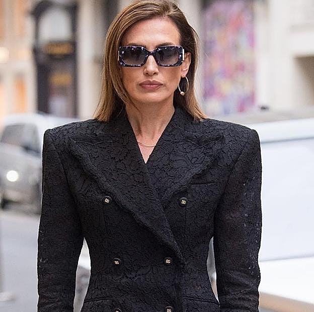 El vestido negro con truco de Nieves Álvarez que rejuvenece a los 40 y estiliza cualquier figura es el look perfecto