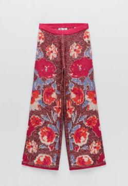 Imagen secundaria 2 - El look rosa de Zara que rejuvenece a los 50: pantalones cómodos estampados, jersey y zapatillas que confirman que es el color de la temporada