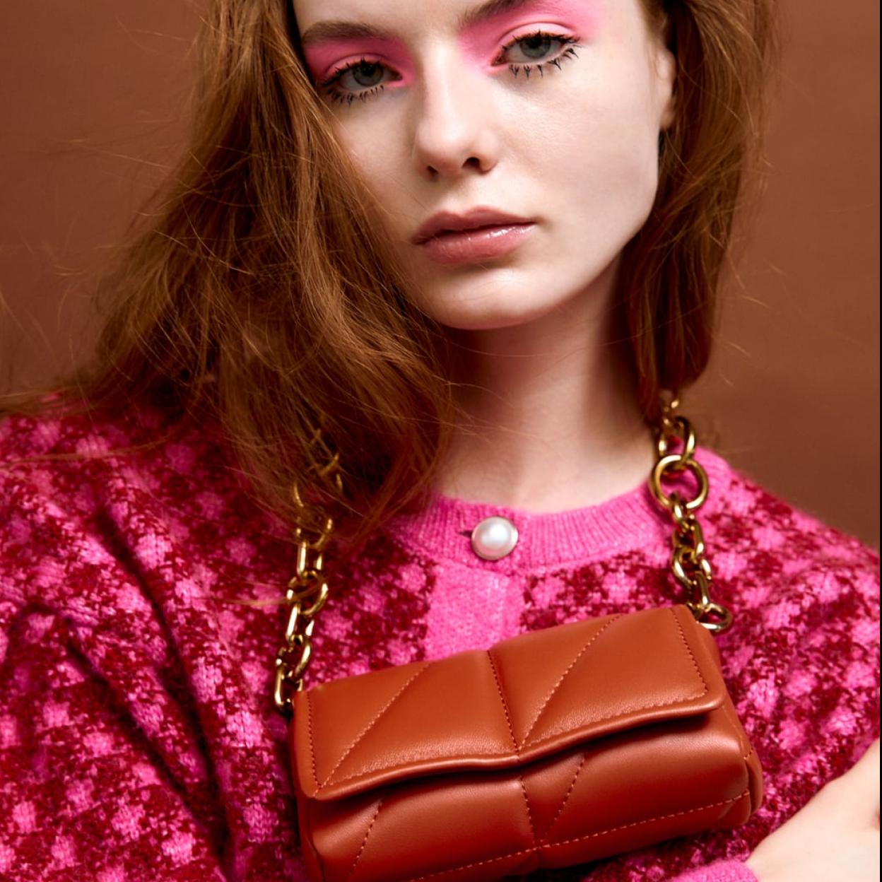 Los bolsos acolchados, en mil y un colores, son unos de los accesorios estrella de cara a la próxima primavera. Desubre otras propuestas que acaban de aterrizar en tus tiendas favoritas. 