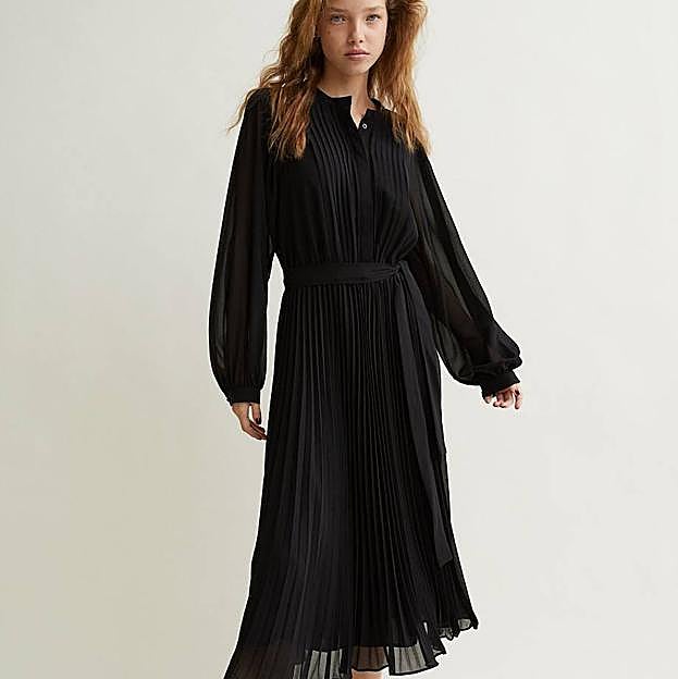 Imagen principal - Efecto piel, palabra de honor o plisados: renueva el clásico vestido negro con estos modelos elegantes y en tendencia, para todos los gustos que acaban de llegar a tienda